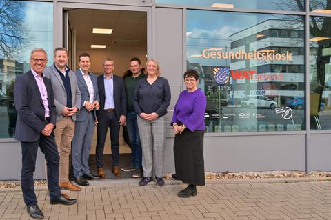 Eröffnung des Gesundheitskiosks am 12.02.2025 in Bochum-Wattenscheid. V. li. Justin Rautenberg der Firma OptiMedis, Marc Schaaf von der AWO, Oberbürgermeister Thomas Eiskirch, Bernd Marchlowitz von der AOK NordWest, Bezirksbürgermeister Marc Westerhoff,  Ika Rother als Leiterin der Einrichtung und Britta Anger als Sozialdezernentin.