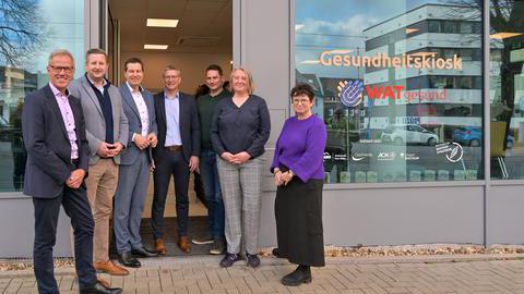 Eröffnung des Gesundheitskiosks am 12.02.2025 in Bochum-Wattenscheid. V. li. Justin Rautenberg der Firma OptiMedis, Marc Schaaf von der AWO, Oberbürgermeister Thomas Eiskirch, Bernd Marchlowitz von der AOK NordWest, Bezirksbürgermeister Marc Westerhoff, Ika Rother als Leiterin der Einrichtung und Britta Anger als Sozialdezernentin.