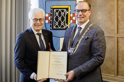 Verleihung des Bundesverdienstordens an Prof. Dr. Eckhard Weidner durch den Bochumer Bürgermeister Dr. Sascha Dewender