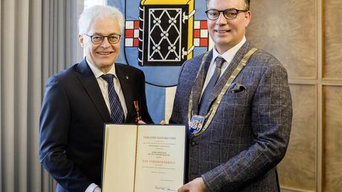 Prof. Dr. Eckhard Weidner mit Bürgermeister Dr. Sascha Dewender